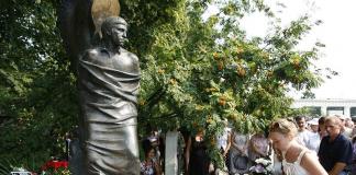 من هو مؤلف النصب التذكاري على قبر فيسوتسكي؟