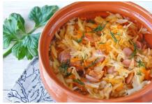 كيف تقلى الملفوف في مقلاة مع النقانق؟ كيف تقلى الملفوف في مقلاة مع النقانق؟