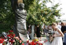 من هو مؤلف النصب التذكاري على قبر فيسوتسكي؟